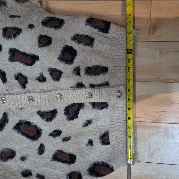 Dreamers by Debut Women's Size XS Beige Fuzzy Leopard-Print Cardigan - Picture 6 of 6